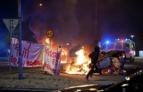 İsveç'te Kur'an-ı Kerim'e saldırı sonrası ortalık savaş alanına döndü